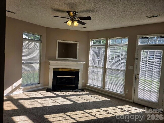 Foto del edificio - 5325 Timbertop Ln