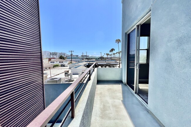 Foto del edificio - 13348 Washington Blvd