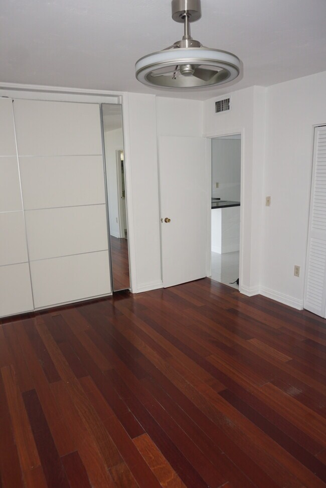 Foto del edificio - 7800 Carlyle Ave