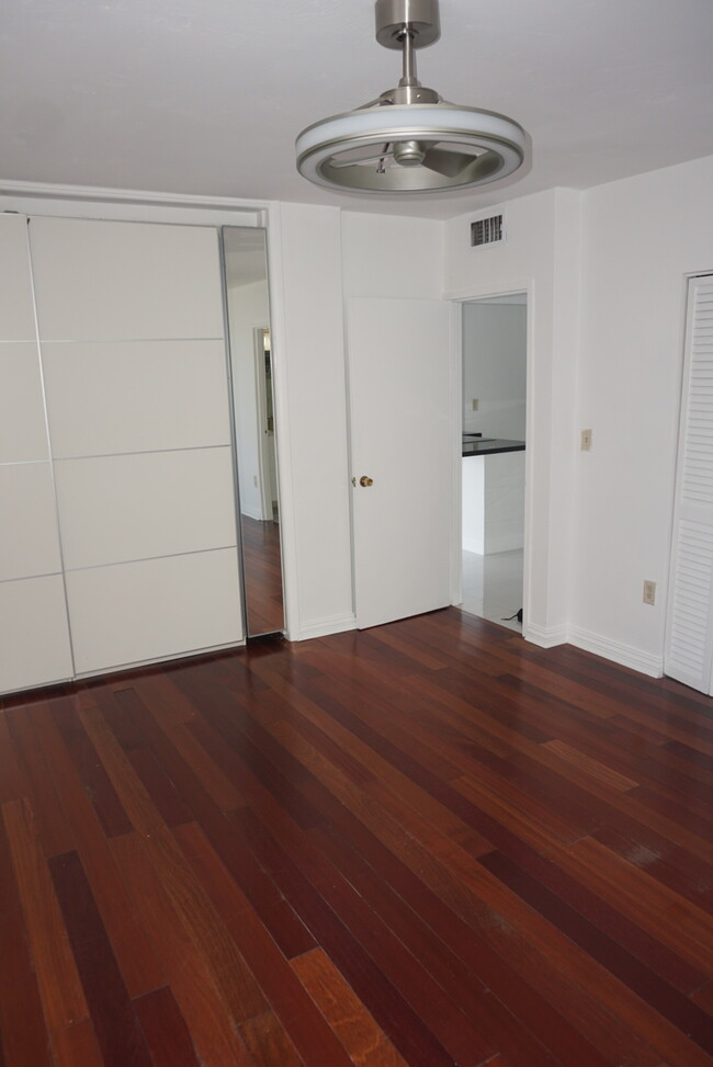 Building Photo - 7800 Carlyle Ave