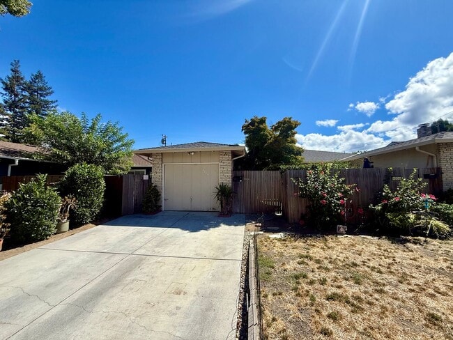Building Photo - 4004-4006 Bismarck Dr