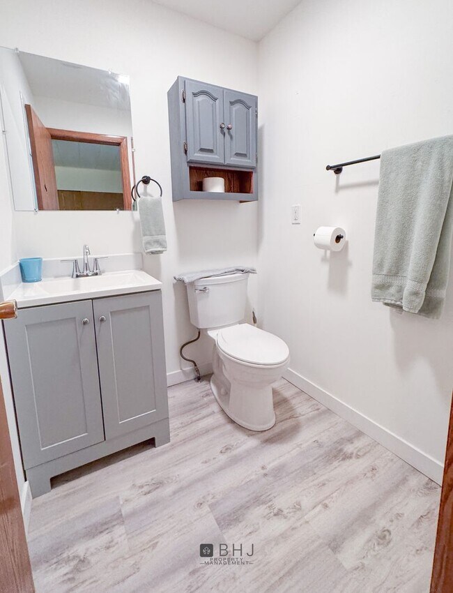 Foto del edificio - SHORT TERM 6 MONTH ONLY - Dog Friendly 3 b...