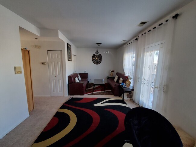 Foto del edificio - 2606 W Glenlake Ave