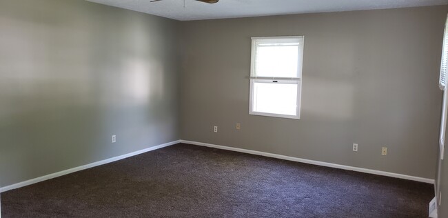 Spacious living room - 595 N Main St