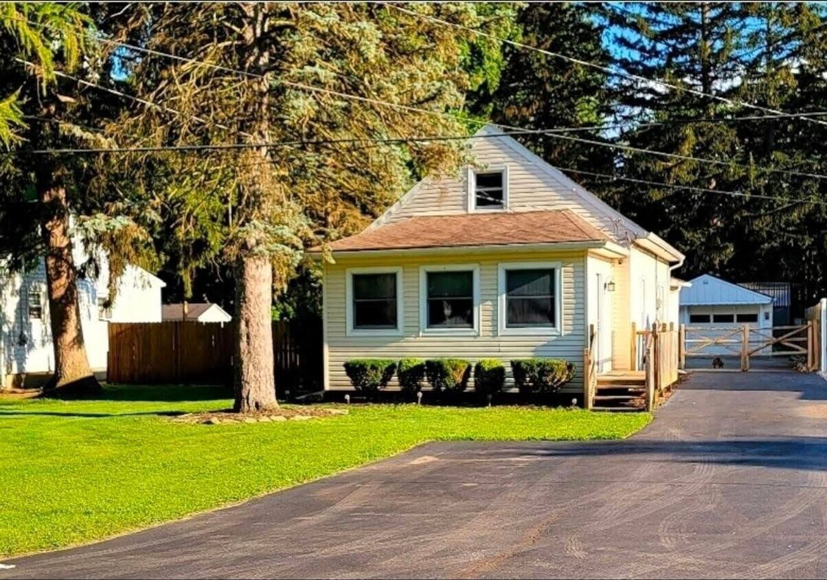 Foto principal - 3 Bedroom Single-Family Home