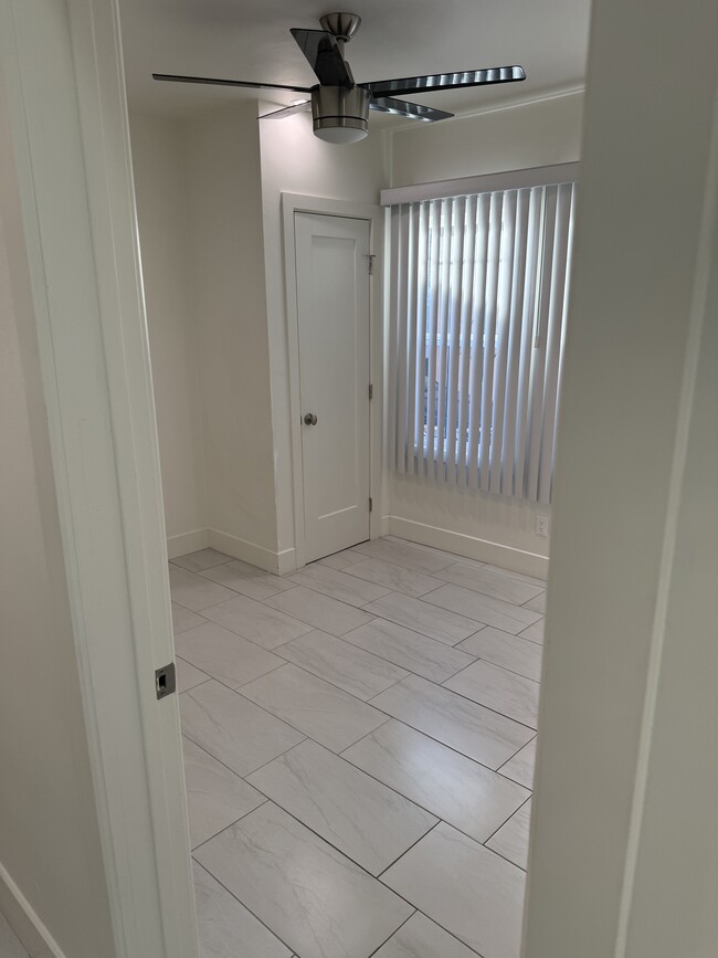 Foto del edificio - 1067 W 83rd St