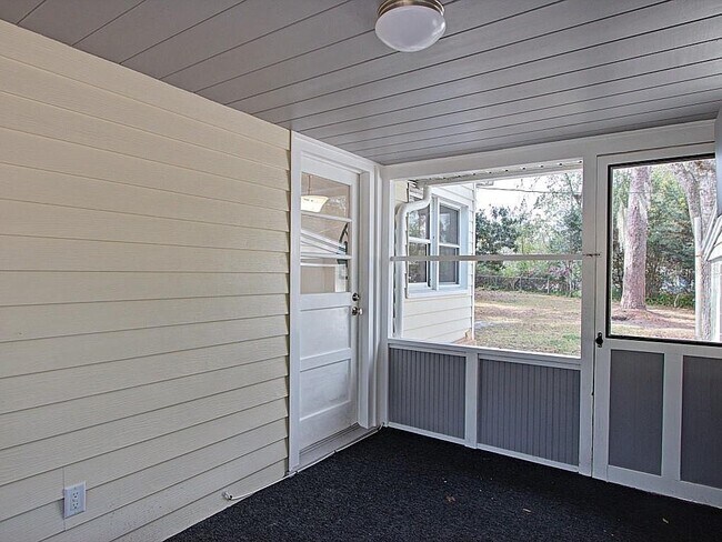 Porche - 604 N Kentucky Ave