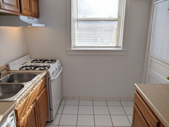 Building Photo - 908 Reba Pl