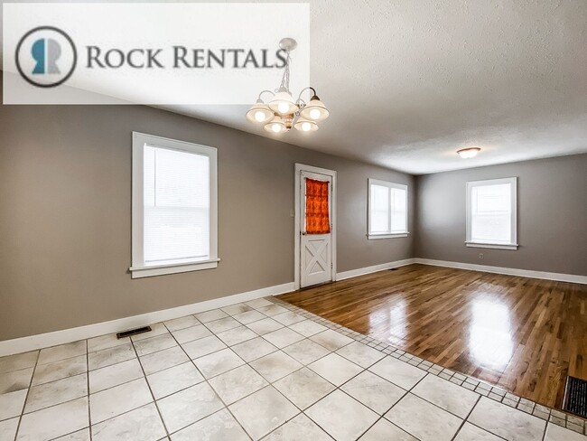Building Photo - 4 Bed 2 Bath with Bonus Room