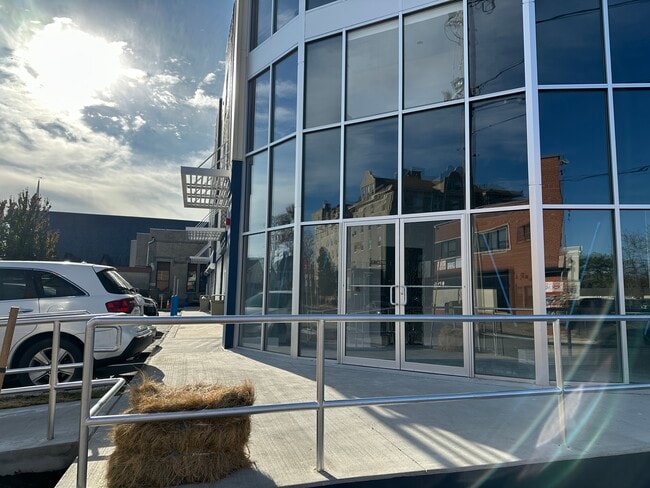 Entrada - 208 W 7th St