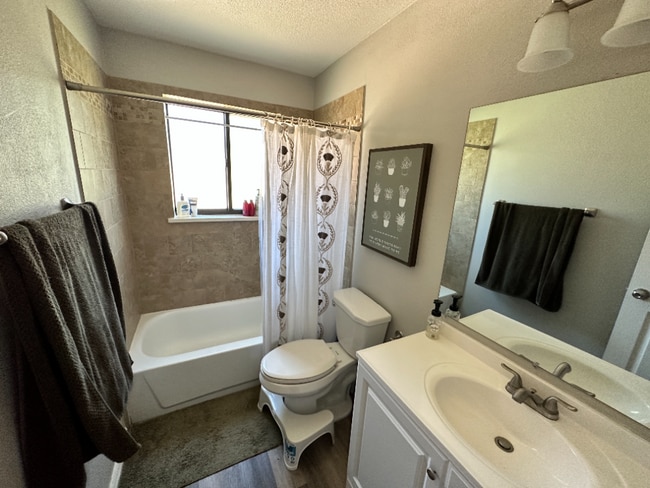 Building Photo - Available December! Cosy duplex in Potter ...