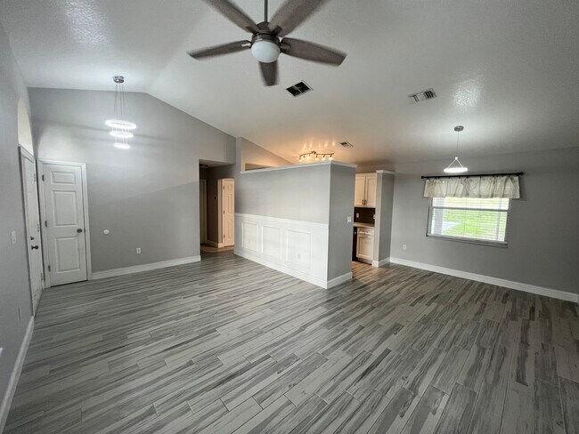 Building Photo - 3863 Creek Bed Cir