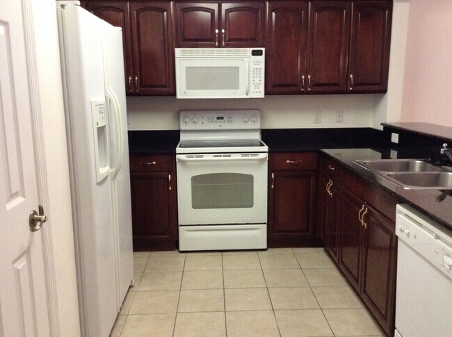 Foto del edificio - Spacious 2BR/2.5BA Townhome in Mallorca Sq...