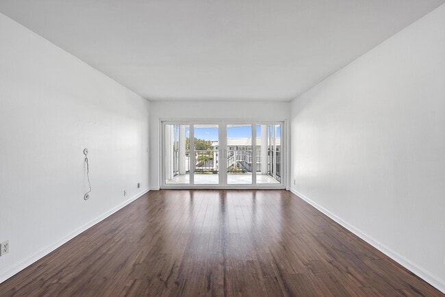 Building Photo - 155 Yacht Club Dr
