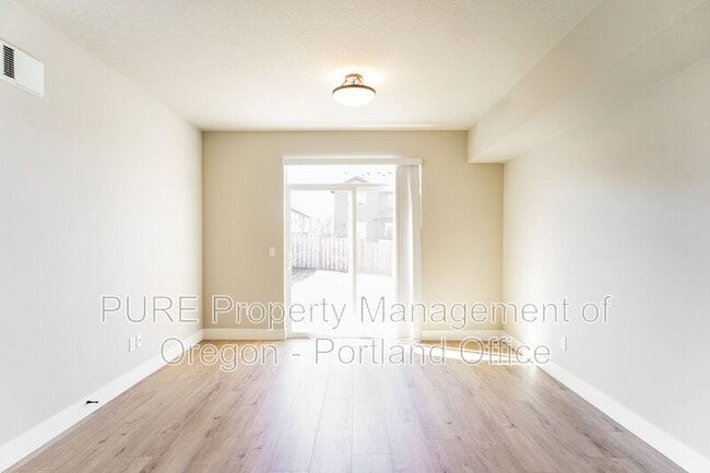 Building Photo - 1734 NE Gilbert Ln