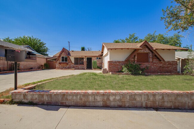 Building Photo - 38711 Carolside Ave