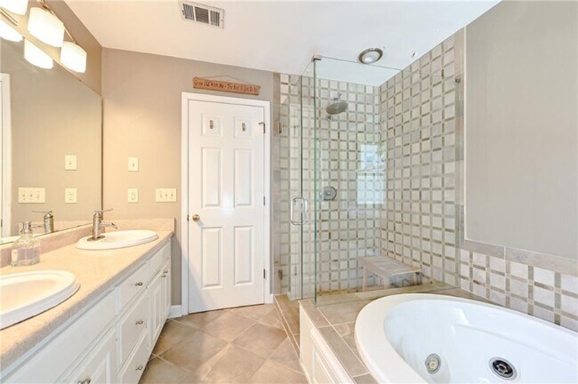 Foto del edificio - 8903 Carroll Manor Dr