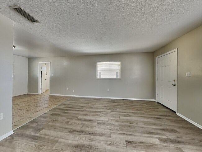 Foto del edificio - 2230 Rohr Dr