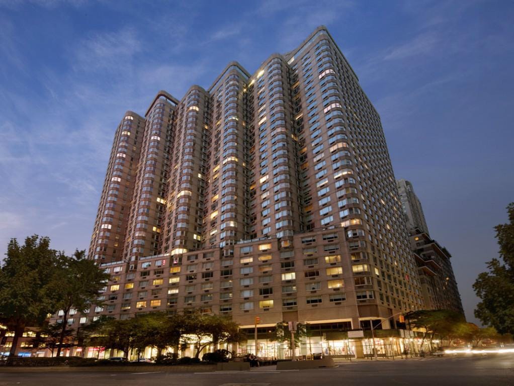 Building Photo - 30 W 63rd St