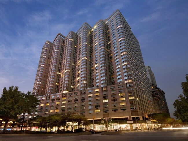 Building Photo - 30 W 63rd St