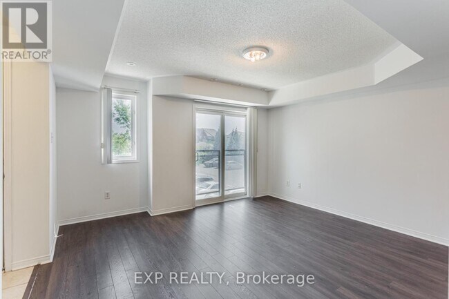 Photo du bâtiment - 2265 Bur Oak Ave