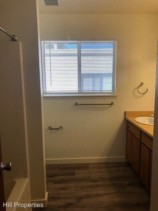 Building Photo - 3 br, 1 bath Room For Rent - 635 W 2nd Avenue