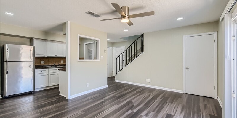 Primary Photo - 2808 Skyway Cir