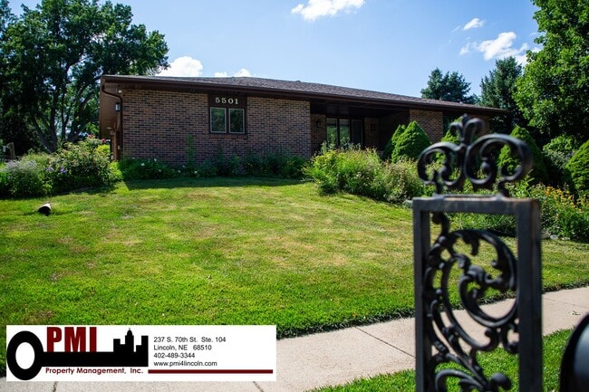 Foto del edificio - 3 Bedroom and 2 bathroom Colonial Hills House for rent!