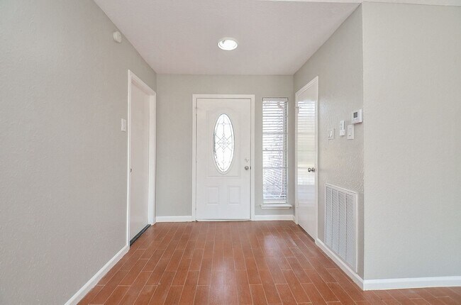 Foto del edificio - 155 April Waters Dr W