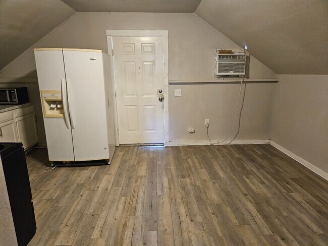 Building Photo - Second Floor Apartment Close to Woodlawn Park