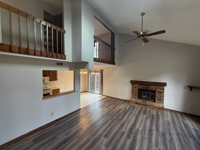 Foto del edificio - 5123 Pinebrook Dr