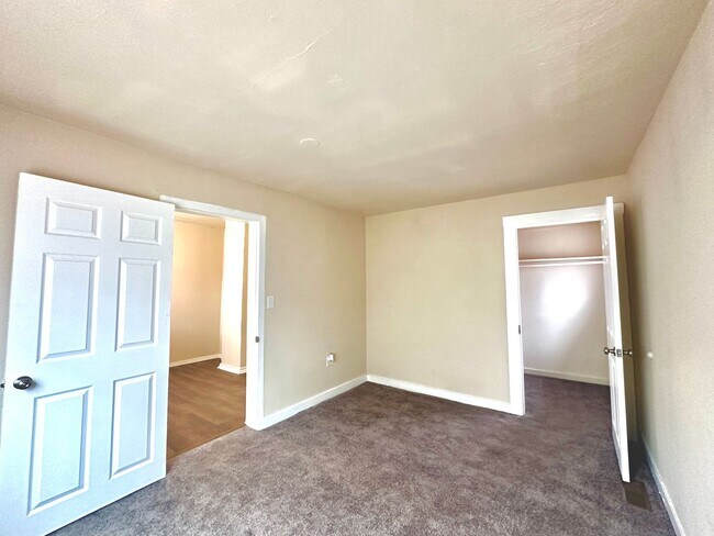 Building Photo - Charming 1 Bedroom w/ Huge Closet.