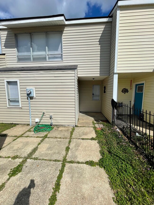 Building Photo - 2 bedroom 1 1/2 bath condominium