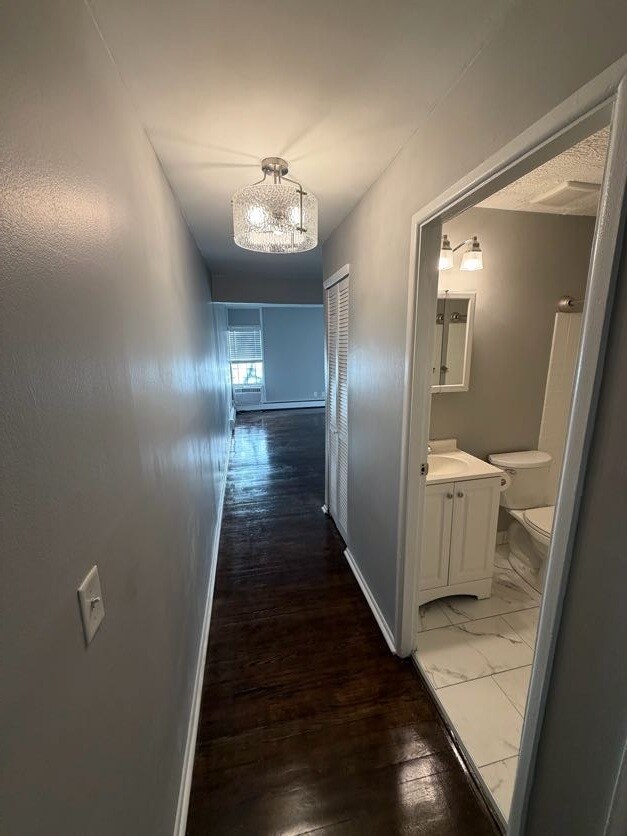 Pasillo con baño a la derecha - Stewart Woods