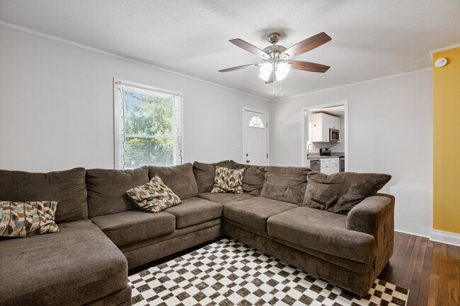 Building Photo - Charming 2-bedroom, 1-bathroom home locate...