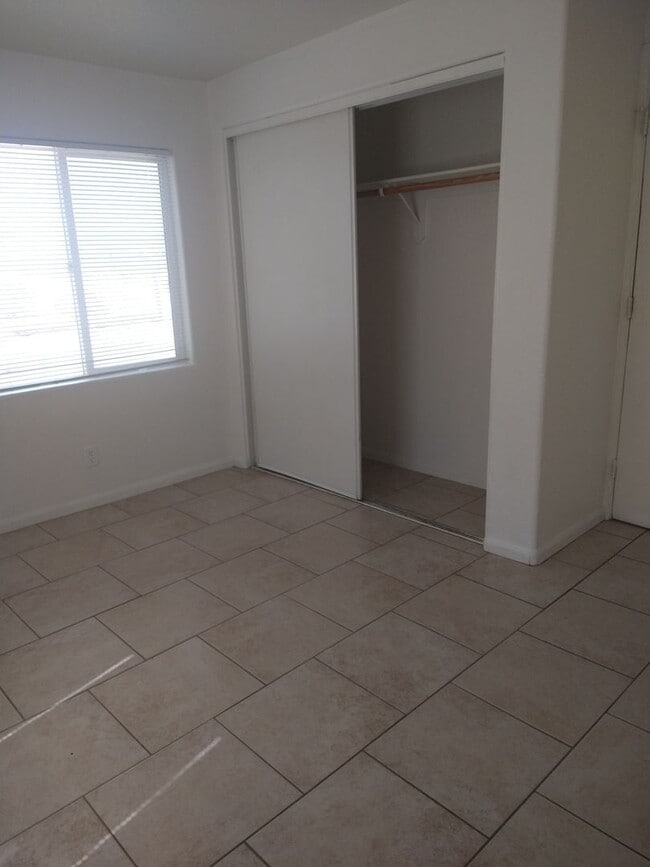 Building Photo - Nice and Quite 1 bedroom 1 bath with Bonus...