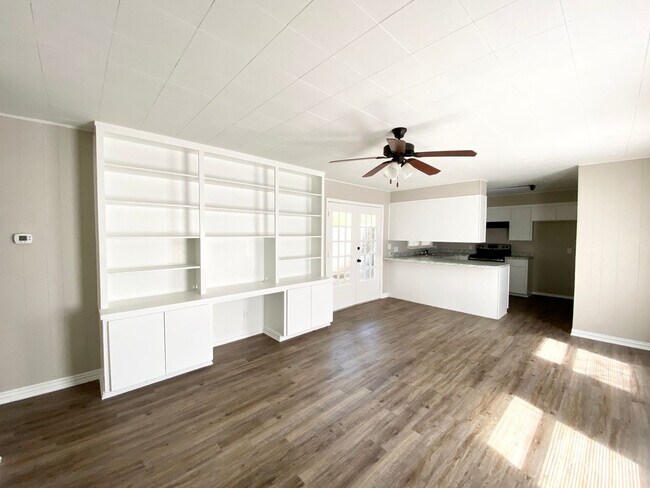 Foto del edificio - Newly remodeled 3 bedroom 2 bath COMING SOON!