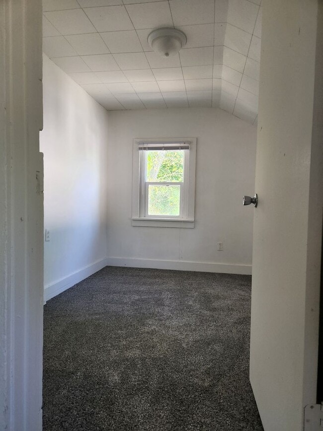 Building Photo - Student Housing Available Three Bedroom, O...