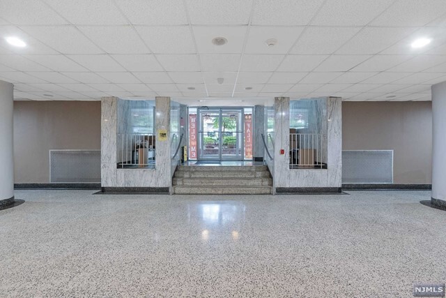 Building Photo - 2160 Center Avenue, Unit 1-P