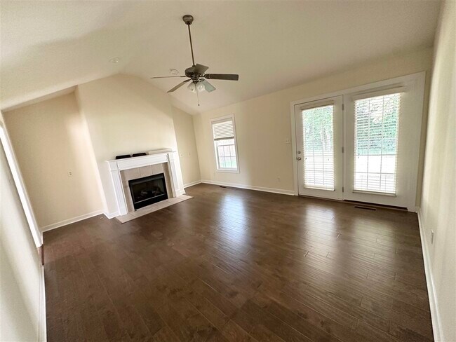 Foto del edificio - 3734 Woodbridge Ln