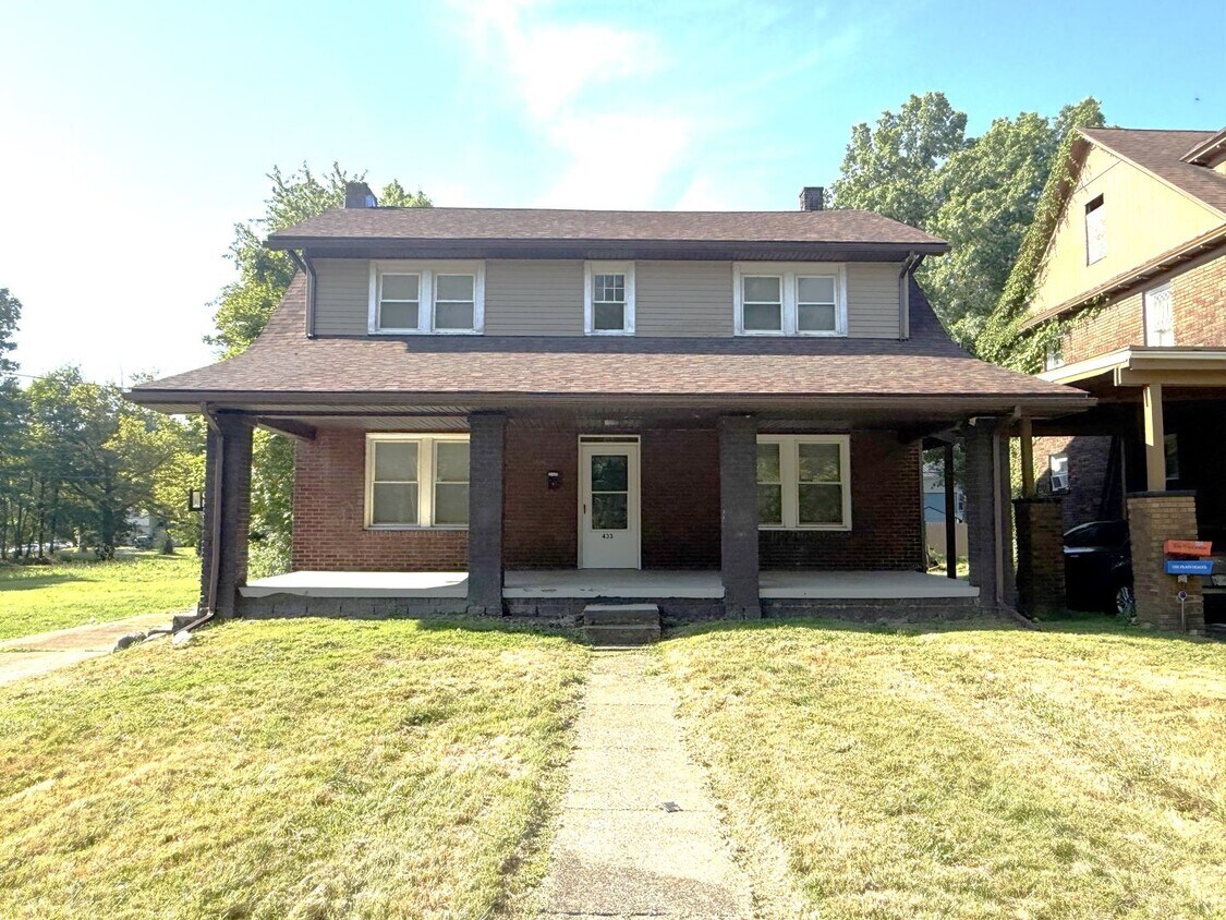 Foto principal - Updated and Spacious 3-4 Bedroom, 2 Story ...