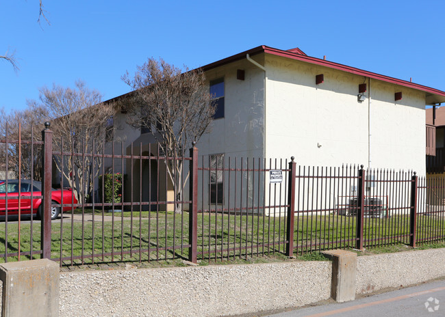 Foto del edificio - El Rancho Escondido Apartments