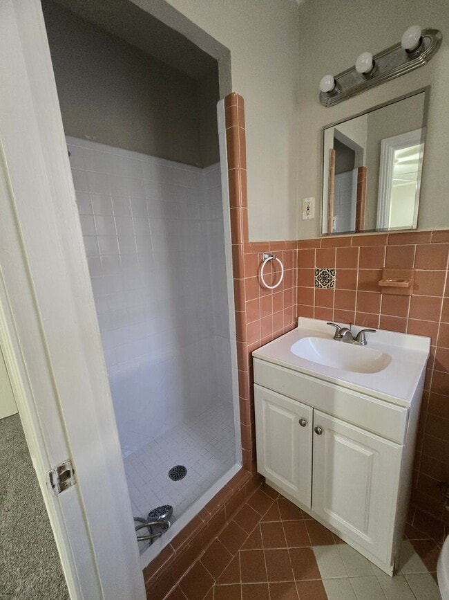 Building Photo - 3 bedroom 2 bathroom
