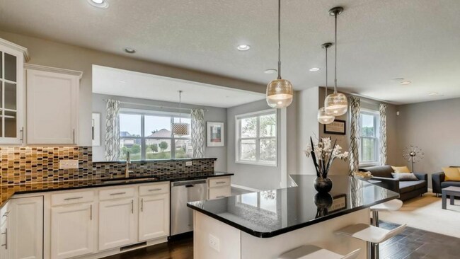Building Photo - Perfect 5 bedroom count Home in Plymouth