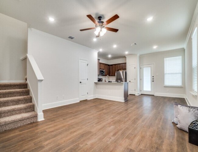 Building Photo - 10344 Lynwood Creek