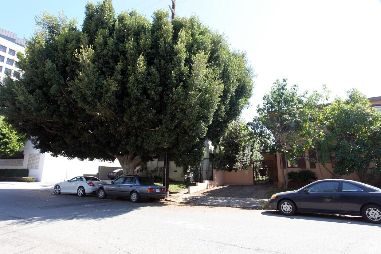 Building Photo - 1238 Barry Ave