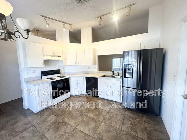 Foto del edificio - 8150 Oakhurst Blvd