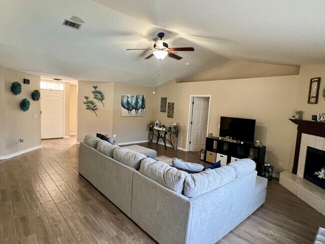 Foto del edificio - 318 Riverchase Blvd