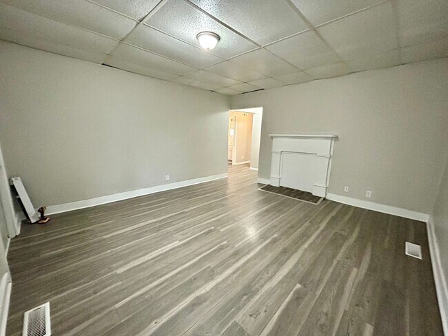 Building Photo - 3 Bedroom Available!!