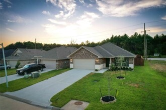 Building Photo - 300 Terra Vis Cir Building Photo - 300 Terra Vis Cir